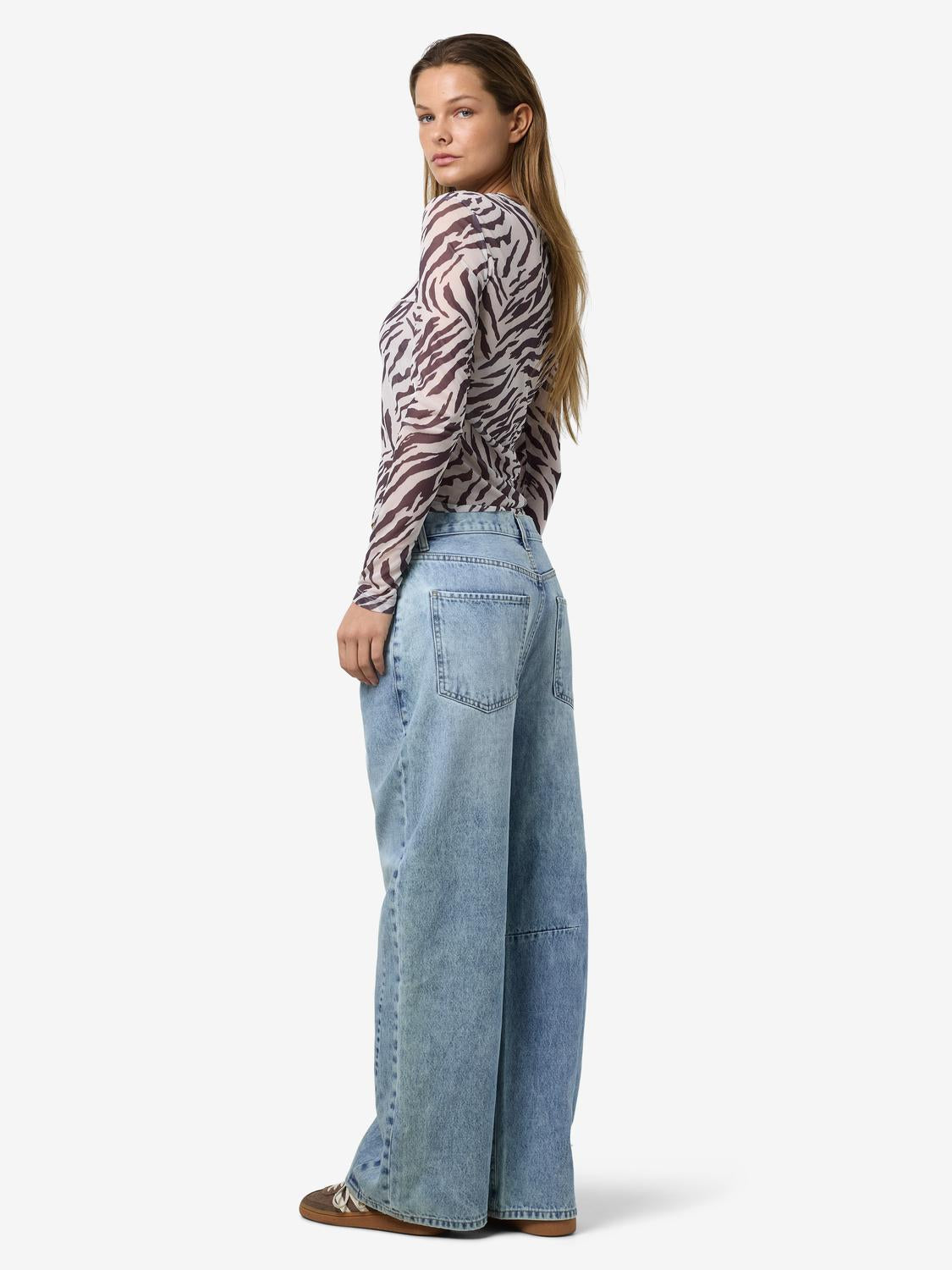 model_shot-front_full